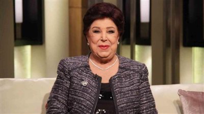 نجلة رجاء الجداوي ترتدي فستانها.. والفنانات يعلقن