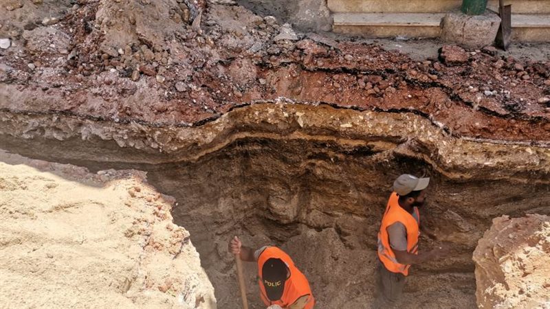 شباب يعملون في المهن