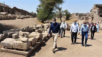 العناني يتفقد تطوير معبد اسنا (صور)