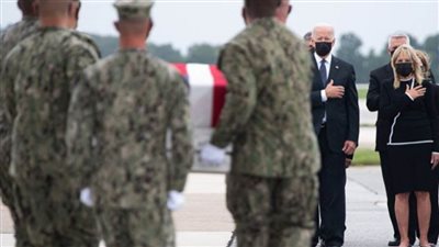 الرئيس الأمريكي يستقبل جثامين قتلى تفجير افغانستان