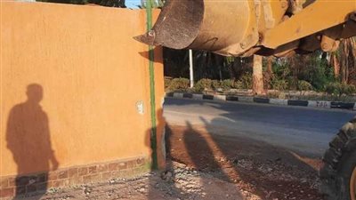 إزالة حالتي تعد على أراضي أملاك الدولة بمدينة البياضية بالأقصر