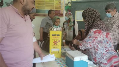 وكيل تعليم أسيوط يتابع تطعيم العاملين بالمديرية بلقاح 