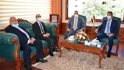 محافظ سوهاج ورئيس البنك الزراعي يسلمان 13 سيارة للمستفيدين من مبادرة الإحلال