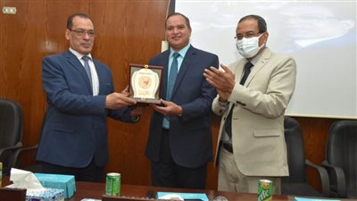 جامعة سوهاج تكرم القائم بعمل عميد كلية العلوم السابق 