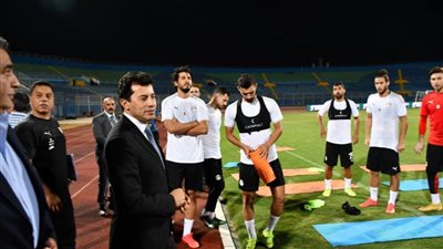عاجل| وزير الرياضة يشهد تدريبات المنتخب الوطني 