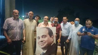 عاجل| أهالي الطفل المختطف يرفعون صور الرئيس السيسي بعد إعادته سالما 