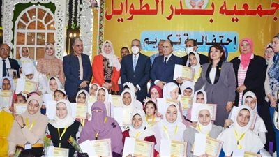 محافظ سوهاج يكرم أسر شهداء الجيش الأبيض وحفظة القرآن والحديث 