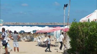 رشاد يقوم بجولة مفاجئة على شواطئ القطاع الشرقى بالإسكندرية