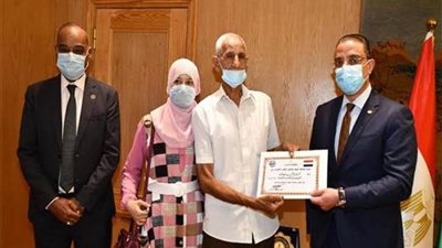 محافظ الفيوم يكرم أكبر طالب حصل على شهادة الثانوية العامة 