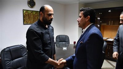 وزير الرياضة يطلق اسم الطفل سيف إسلام على حمام السباحة بالأولمبي