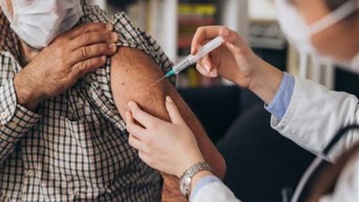 بدء تطعيم العاملين بجامعة أسوان بلقاح كورونا