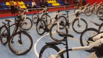 رئيس الاتحاد الأوروبى للدراجات يُسلم بطلة ألمانيا الميدالية الذهبية