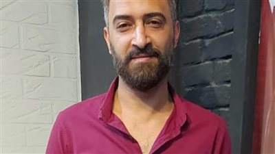 عبد الرحمن عادل يساعد كريم محمود عبد العزيز في نقل الموتى بفيلم 