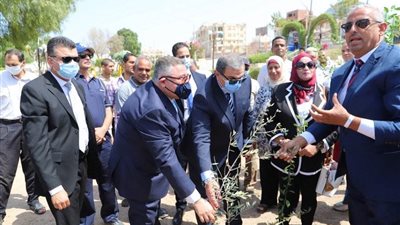 وزير القوى العاملة ومحافظ البحر الأحمر يزرعان 1500 شجرة