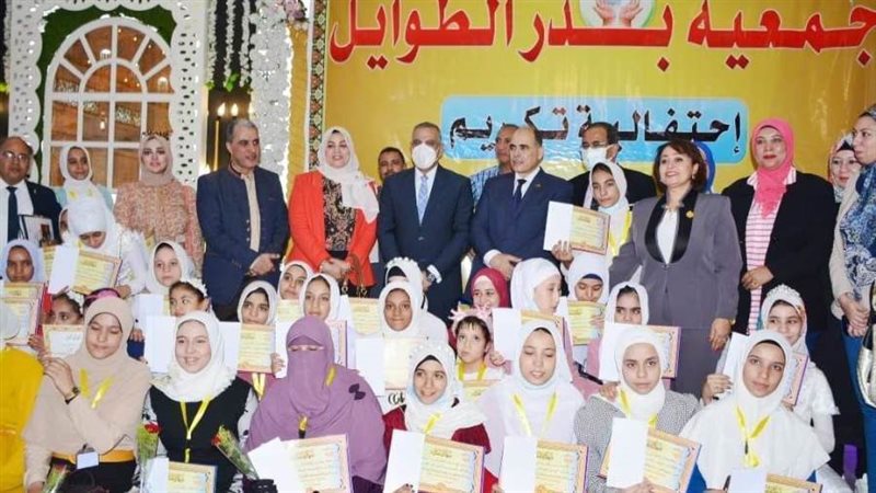 محافظ سوهاج وأسر