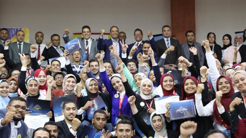 شباب الجامعات المتميزين