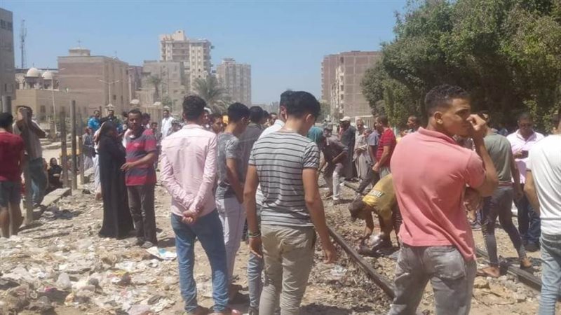 تجمع الأهالى بموقع