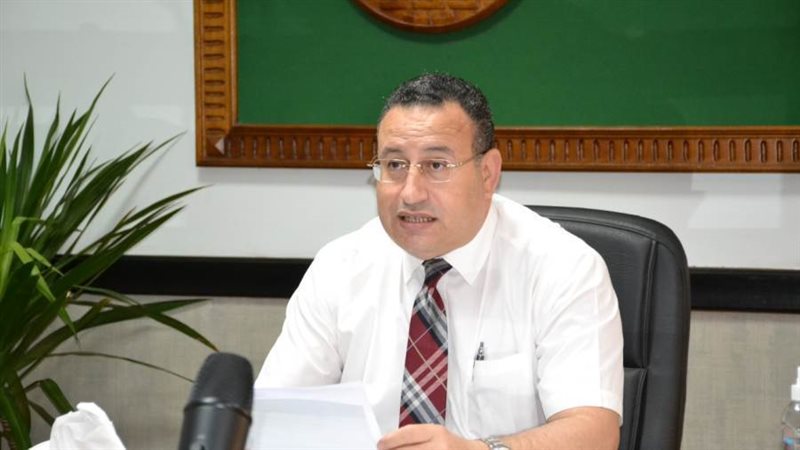 الدكتور عبد العزيز