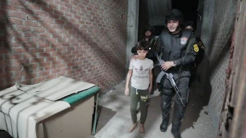 الطفل زياد مع رجال