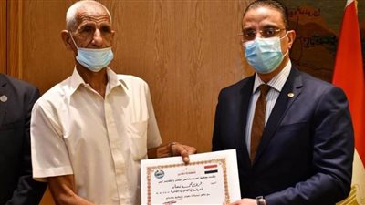 عاجل| عمره ٧٣ عاما.. حكاية أكبر طالب ثانوية عامة (فيديو)