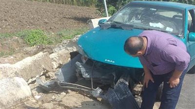 إصابة سائق في حادث تصادم بطريق 