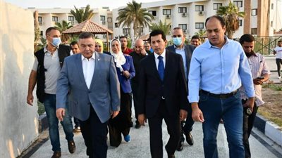 وزير الرياضة ومحافظ البحر الأحمر يتفقدان أعمال التطوير بالمدينة الشبابية بالغردقة