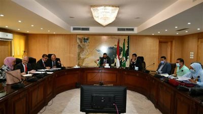 محافظ الفيوم يلتقي مسؤولي 