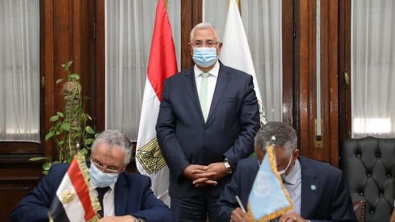 القصير يشهد توقيع