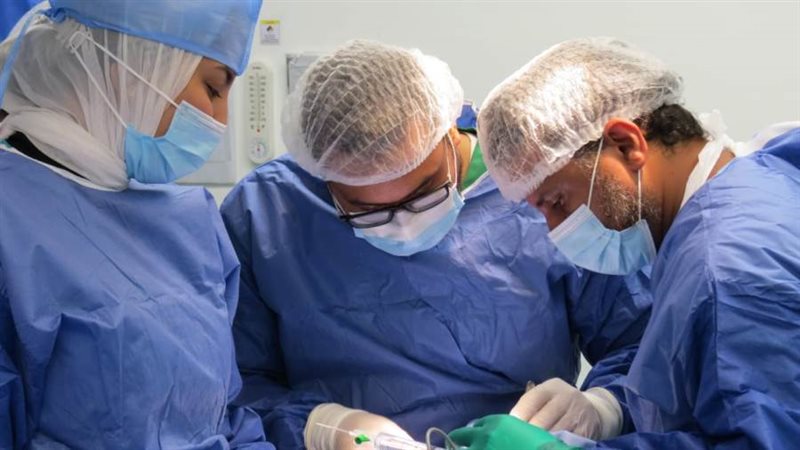 الفريق الطبي خلال