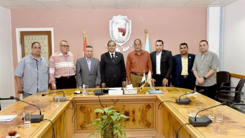 صورة للعاملين مع