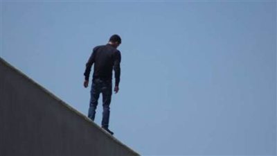 موظف يهدد بالانتحار من أعلى مبنى بـ
