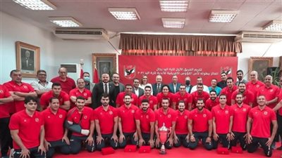 الخطيب يكرم يد الأهلي بعد التتويج بكأس الكؤوس الإفريقية