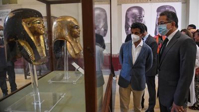 العنانى فى زيارة للمتحف المصرى بالتحرير