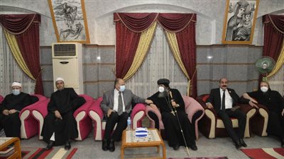 محافظ أسيوط يقدم واجب العزاء للأنبا بيجول في وفاة شقيقه