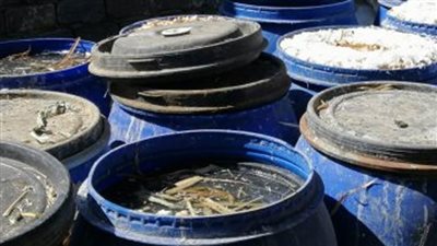 ضبط مصنع طرشي و7 أطنان مخللات منتهية الصلاحية في حملة تموينية بالعريش