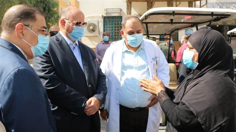 محافظ القاهرة يستمع