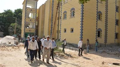 محافظ الوادي الجديد يتفقد أعمال تطوير مقر بيوت الطلبة بالخارجة