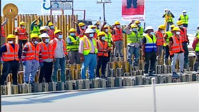 الرئيس السيسي يبادل المهندسين والعاملين بميناء الإسكندرية البحري التحية وسط هتافات وطنية