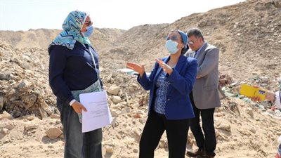وزيرة البيئة تتفقد أعمال السيطرة على مقلب الطوب الرملي تمهيدًا لغلقه