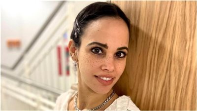 شاب ينحني على ركبتيه ويطلب  يد نور عمرو دياب  للزواج