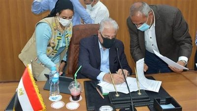 محافظ جنوب سيناء يصدق علي عقود تقنين حالات تصالح بـ 4 مدن