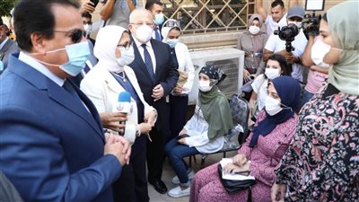 وزيرا الصحة والتعليم العالي يتابعان تطعيم الطلاب والعاملين بلقاح كورونا في جامعة القاهرة