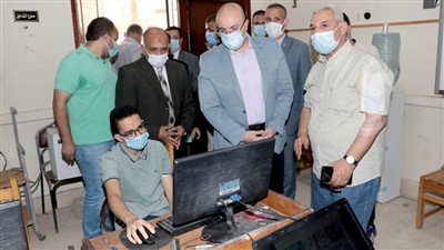 محافظ بني سويف يتفقد اختبارات الطلاب المتقدمين لمدرسة مياه الشرب والصرف الصحي
