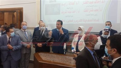  بالصور.. تفقد وزيري التعليم العالي والصحة حملات تطعيم أعضاء هيئة التدريس بجامعة القاهرة