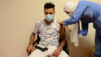لاعبو الزمالك يحصلون على لقاح كورونا.. ولبيب يكرم مدير المستشفى.. صور