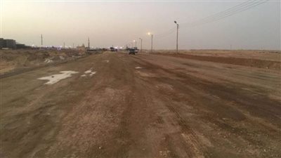 طرق الوادي الجديد تنفذ تجربة الخلطة الإسفلتية لتوفر نفقات الرصف