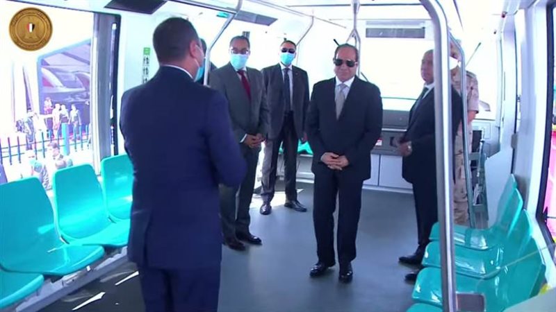 الرئيس يستمع لشرح