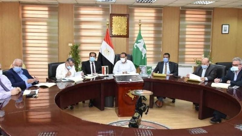 محافظ الشرقية أثناء