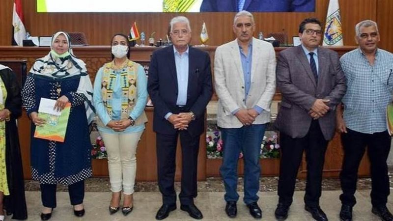 فودة مع عدد من المكرمين