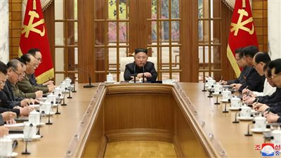 زعيم كوريا الشمالية كيم جونغ أون يحضر عرضا عسكريا